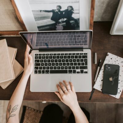 Vrouw schrijft zich in op laptop